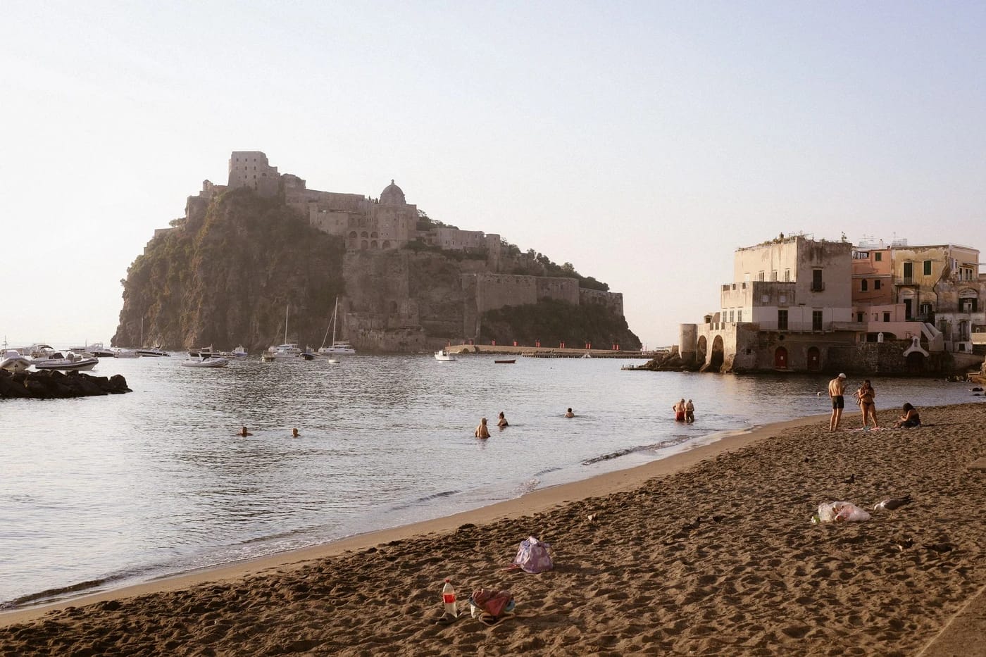 Cartaromanan ranta ja Castello Aragonese
