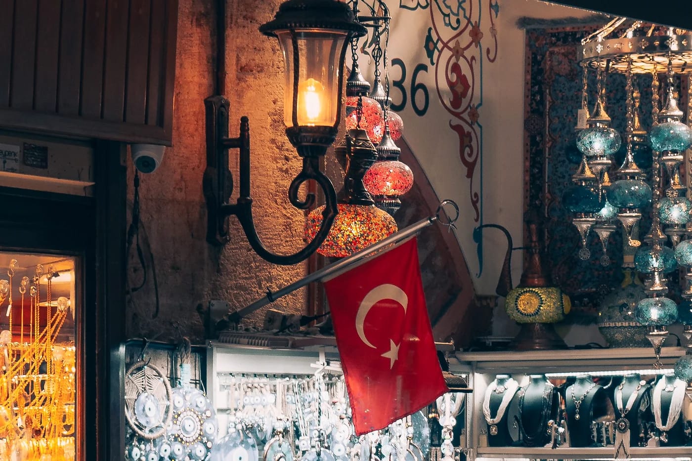 Istanbulin basaari illalla Turkin lipun kera