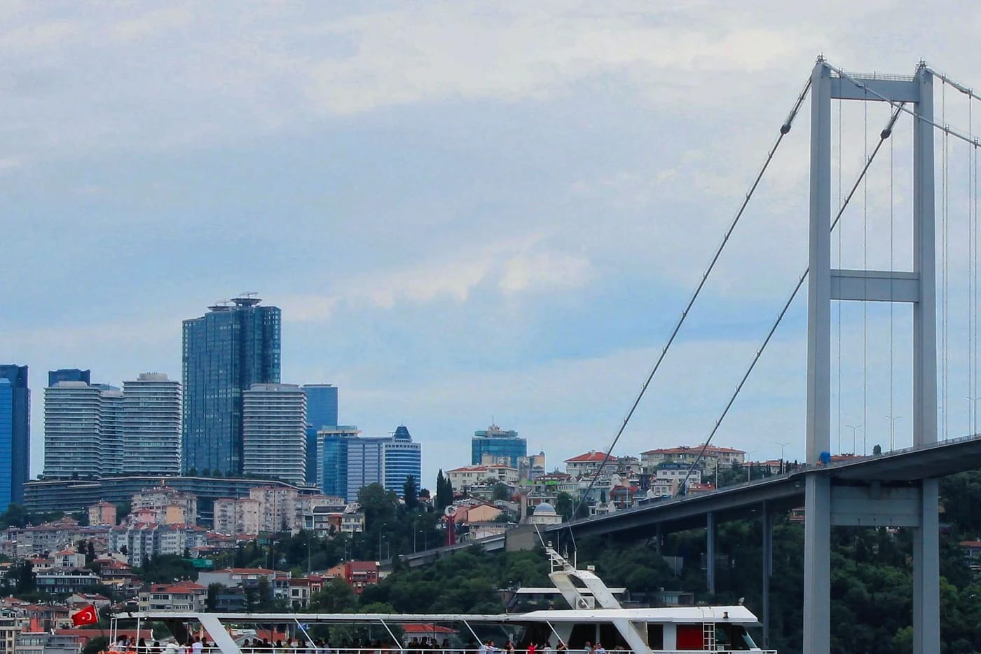 Bosporin silta ja lautta Istanbulissa