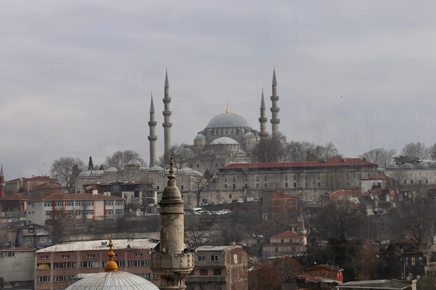 Süleymaniye-moskeija talvella Istanbulissa