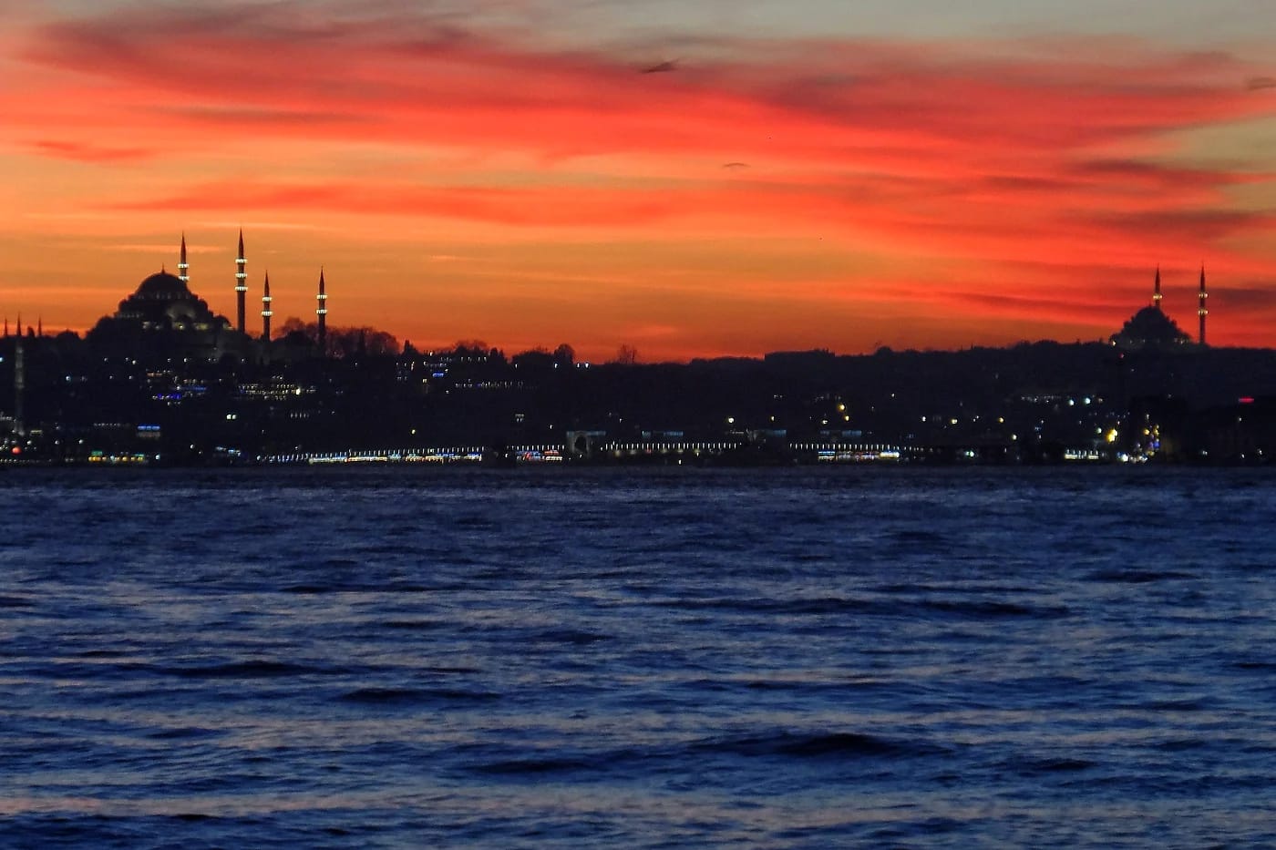 Istanbulin silhuetti auringonlaskussa