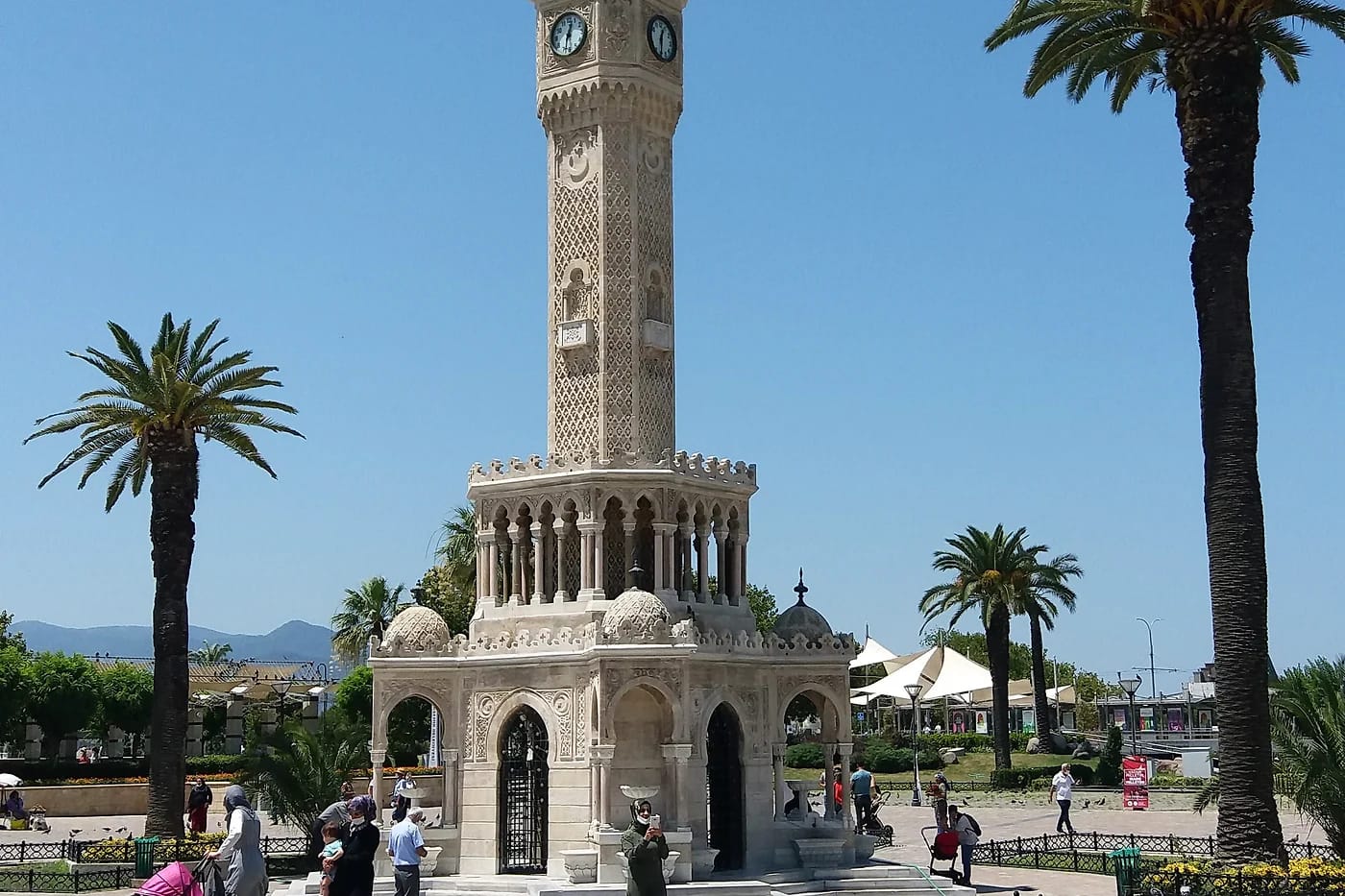 İzmirin kellotorni Konakin aukiolla palmuineen