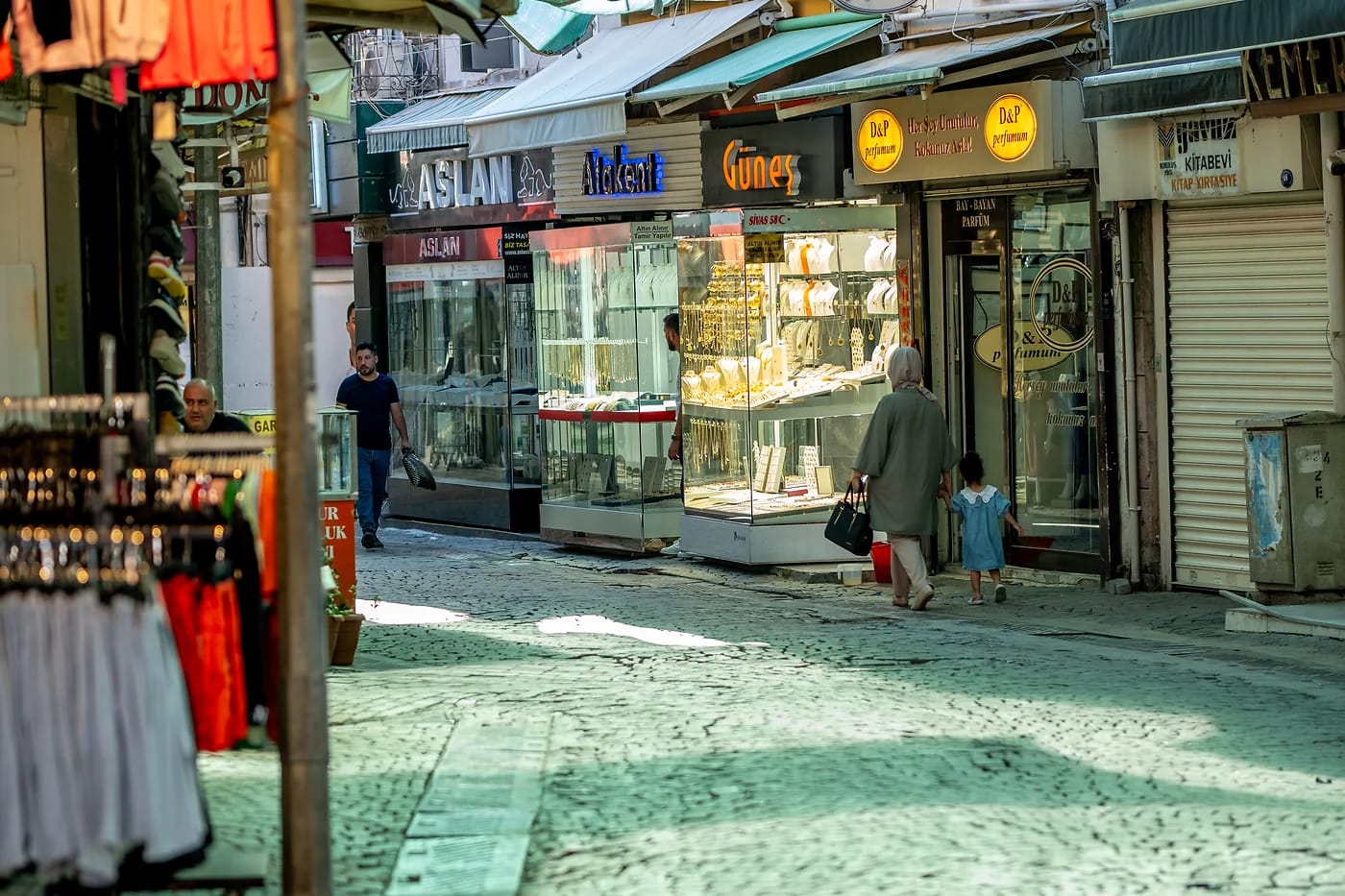 Kemeraltın basaarin vilkkaat kaupat İzmirissä