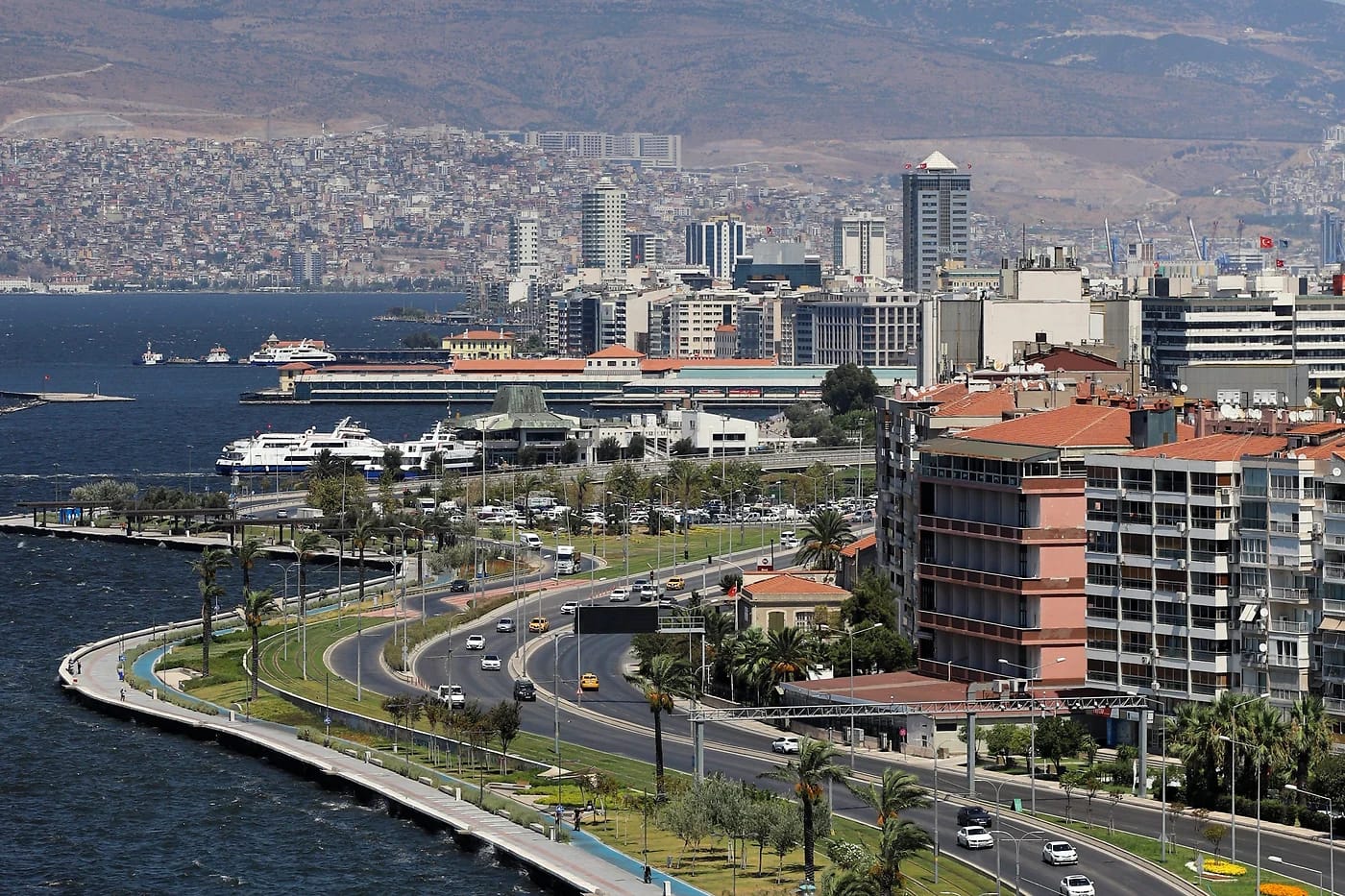 Ilmakuva İzmirin rannikosta ja kaupungista
