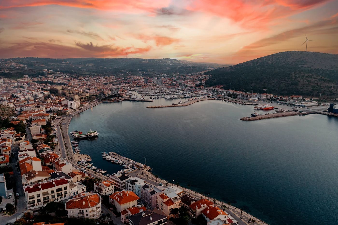 Ilmakuva Çeşmen satamasta ja linnoituksesta auringonlaskussa