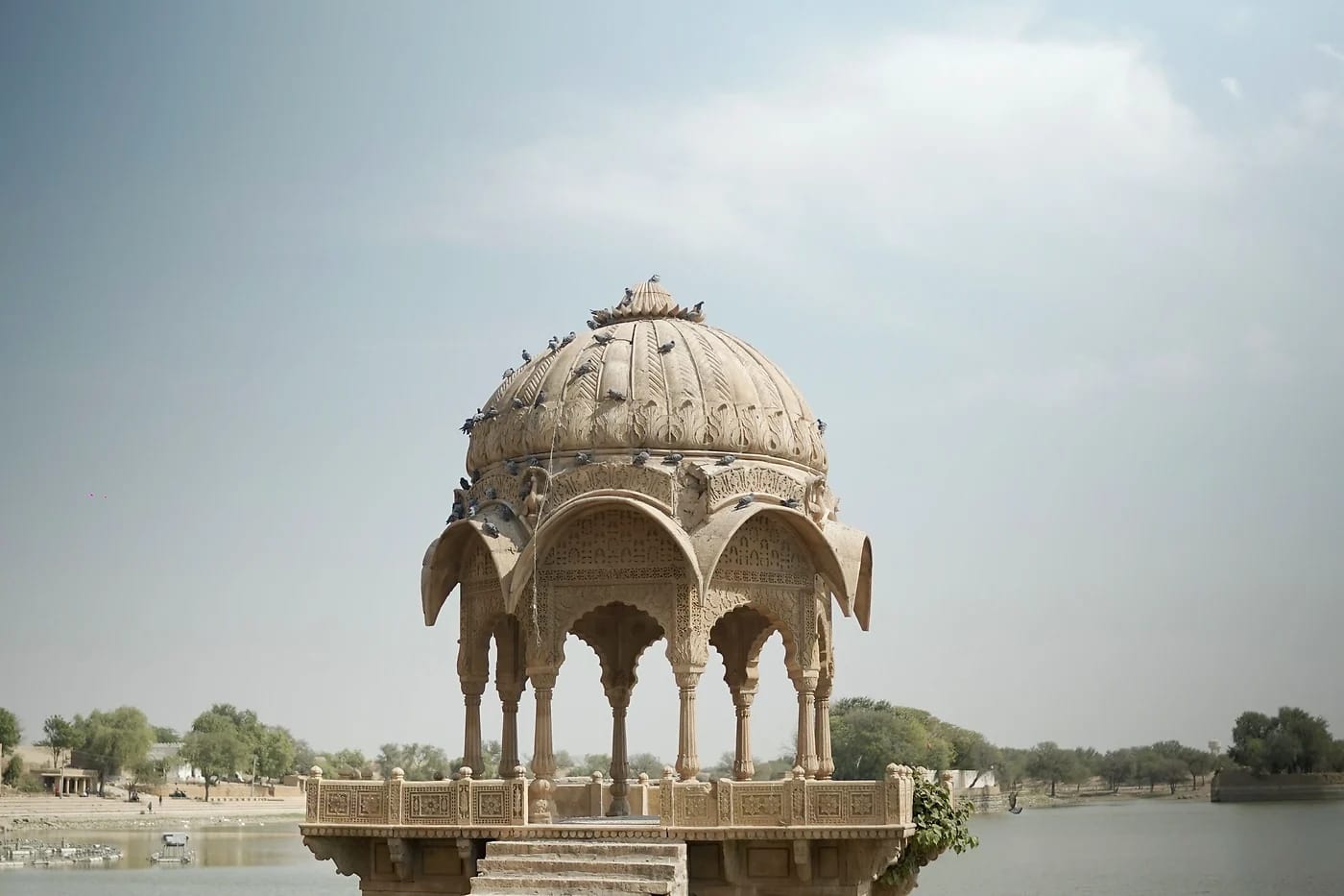 Chhatri-paviljonki Gadisar-lammella Jaisalmerissa