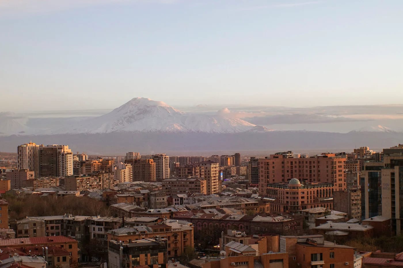 Jerevanin kaupunki ja Ararat-vuori auringonlaskussa