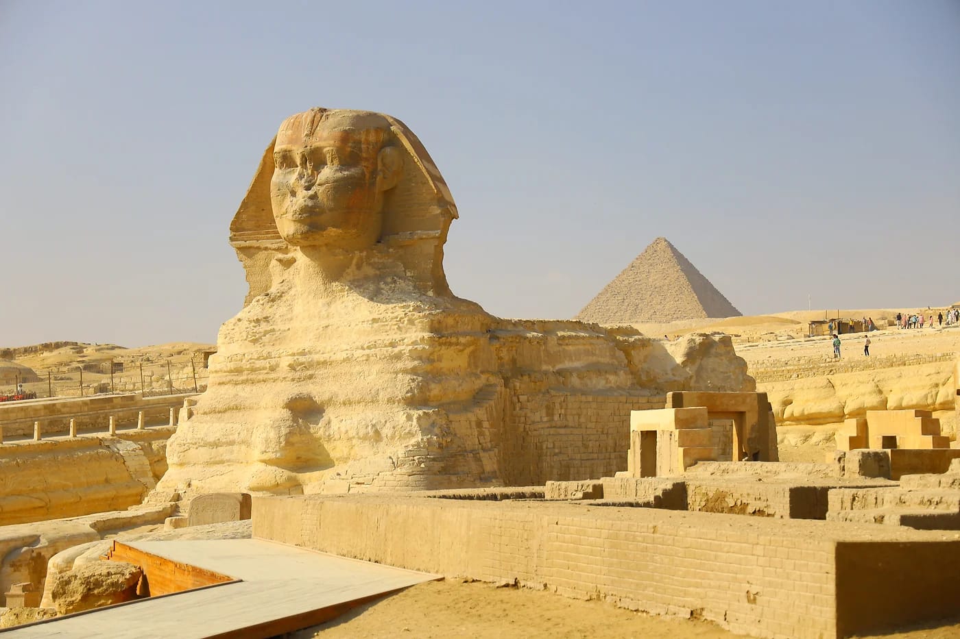 Gizan suuri Sfinksi ja pyramidi aurinkoisena päivänä