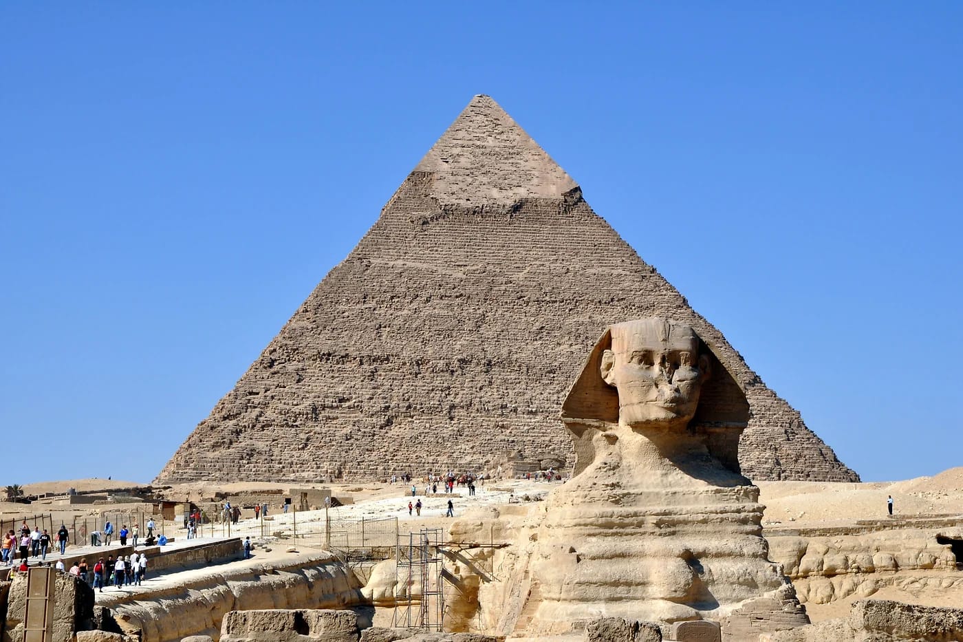 Gizan Sfinksi ja pyramidi Egyptin aavikolla