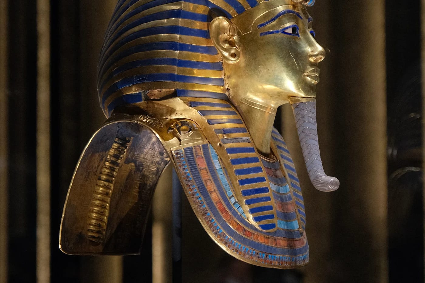 Tutankhamonin kultainen kuolinnaamio sivulta