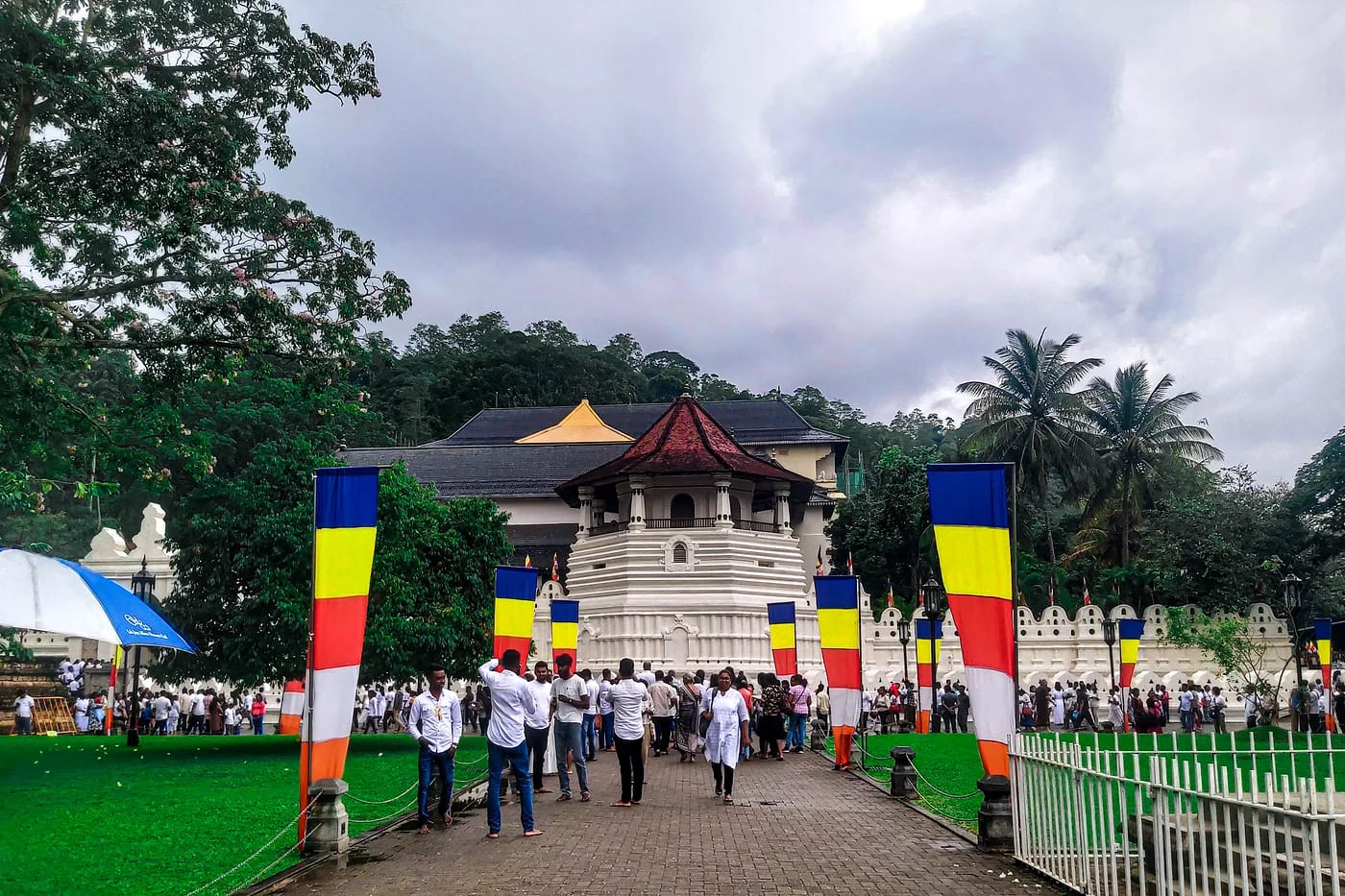 Hampaan temppeli ja buddhalaisliput