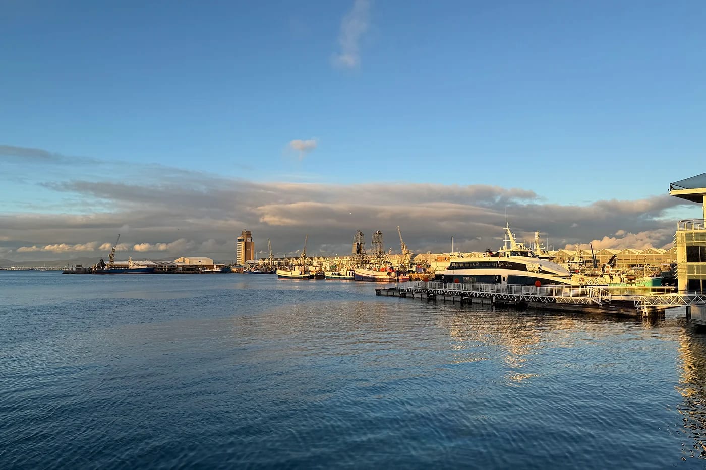 Kapkaupungin satama auringonlaskussa