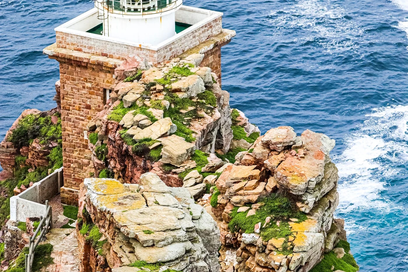 Cape Pointin majakka jyrkällä kalliolla