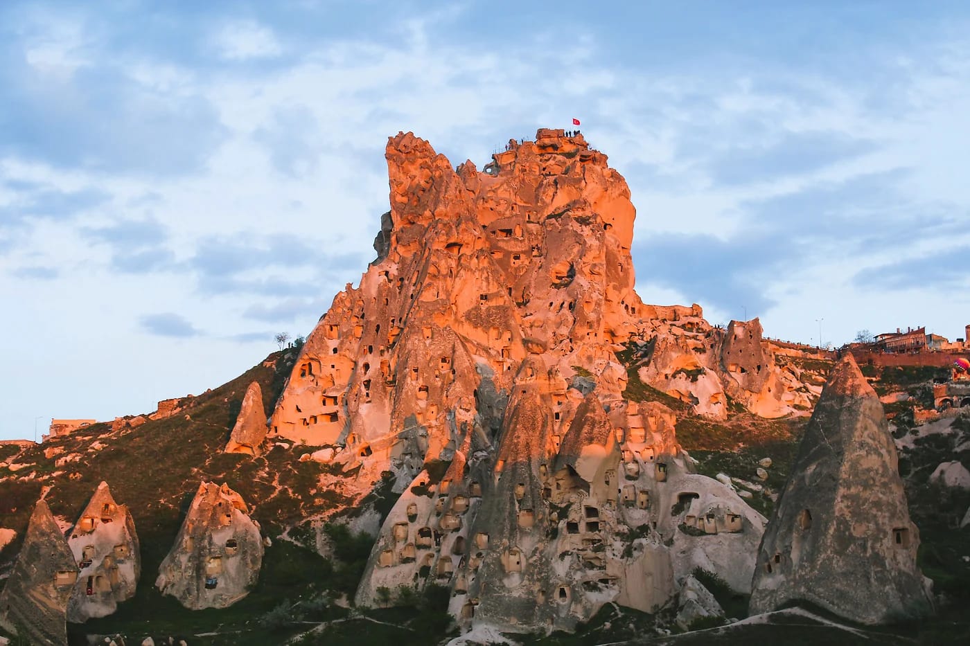 Uçhisarin kalliolinna auringonlaskun valossa
