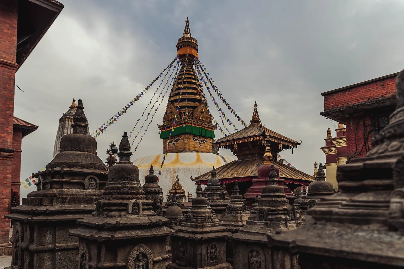 Swayambhunathin stupa ja liehuvat rukousliput Kathmandussa