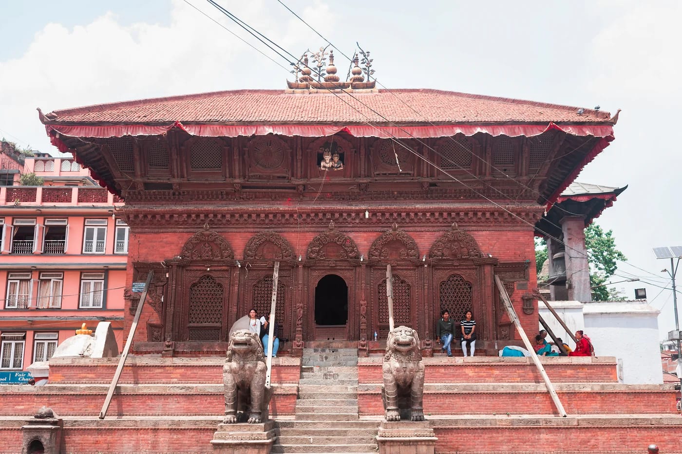 Punainen newari-temppeli ja kivileijonat Durbar Squarella