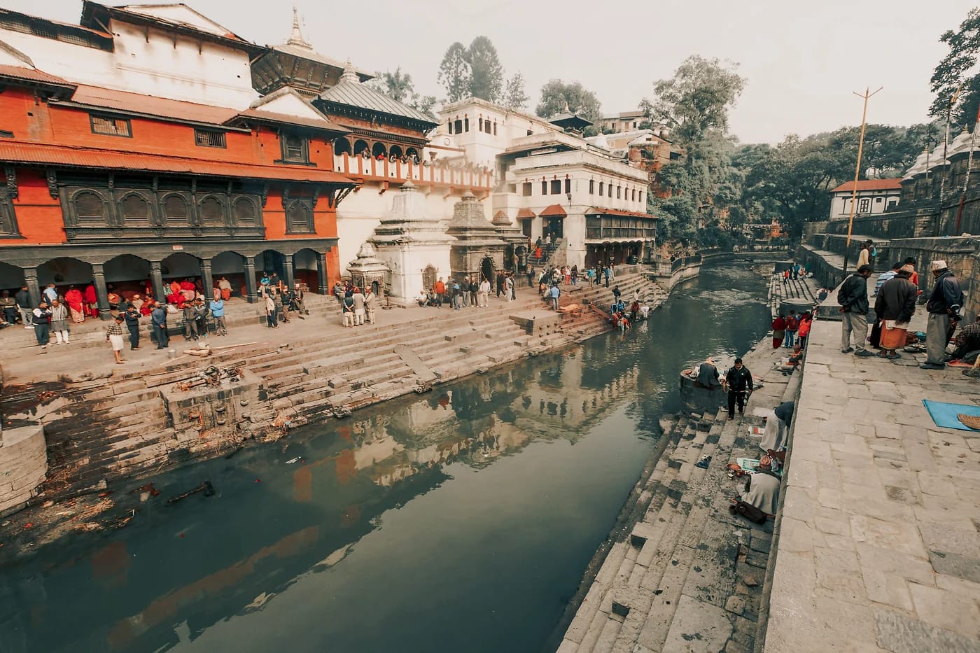 Pashupatinathin temppeli ja Bagmati-joen ghatit