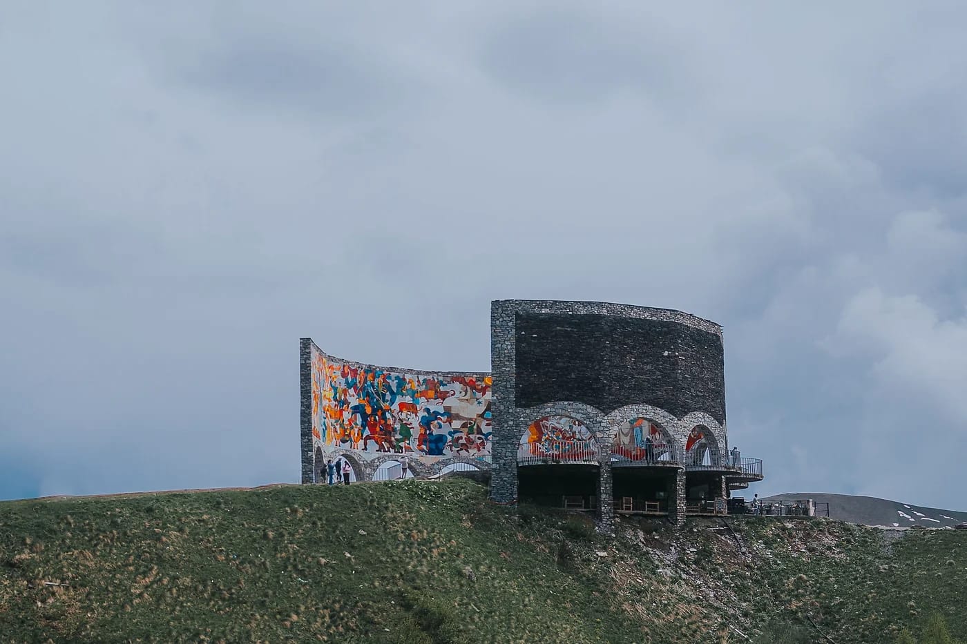 Georgian–Venäjän ystävyyden monumentti pilvien keskellä