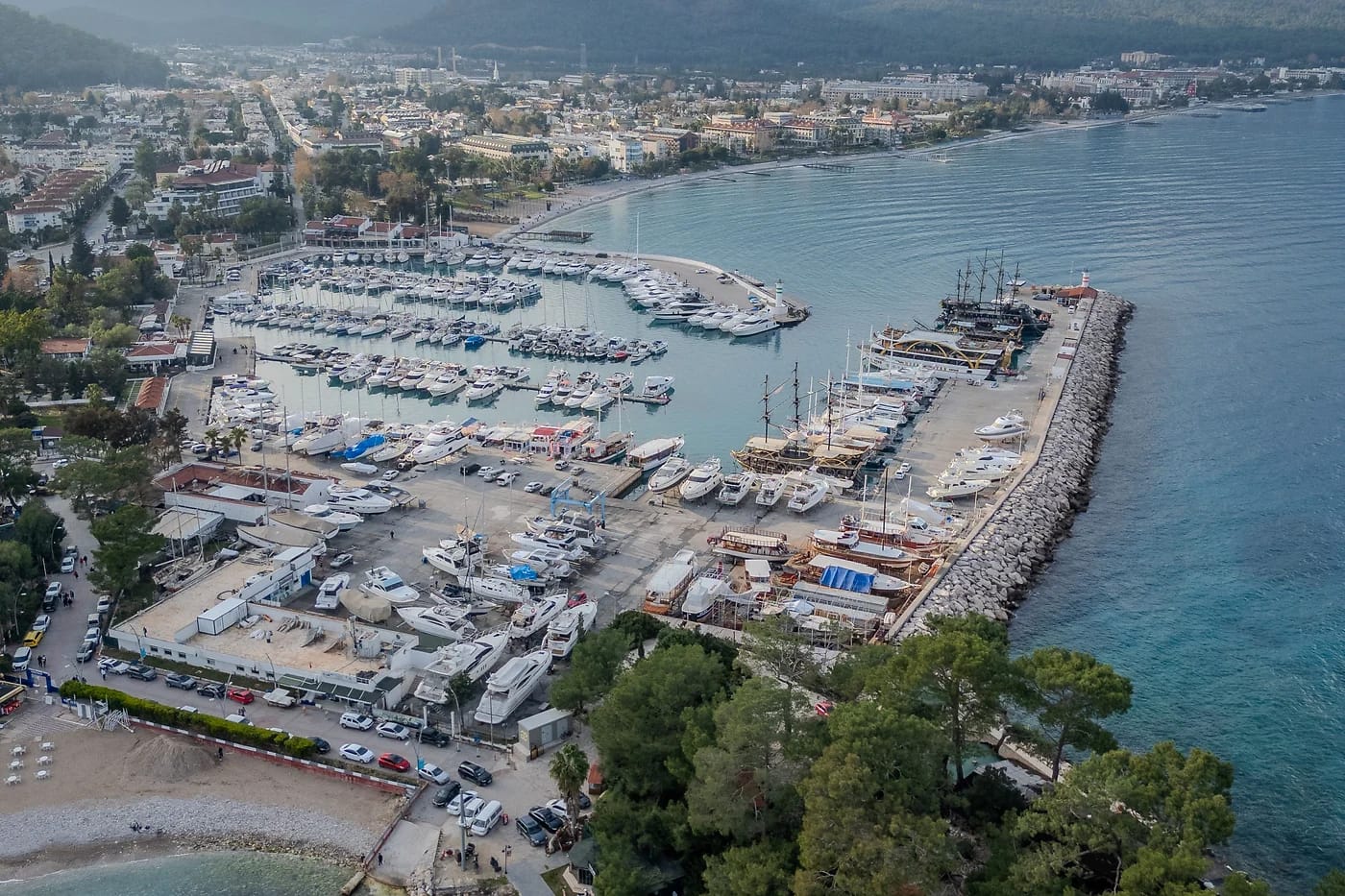 Kemerin satama ja huvialuksia