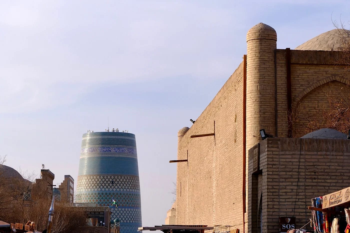 Basaarikatu ja Kalta Minorin minareetti Khivassa