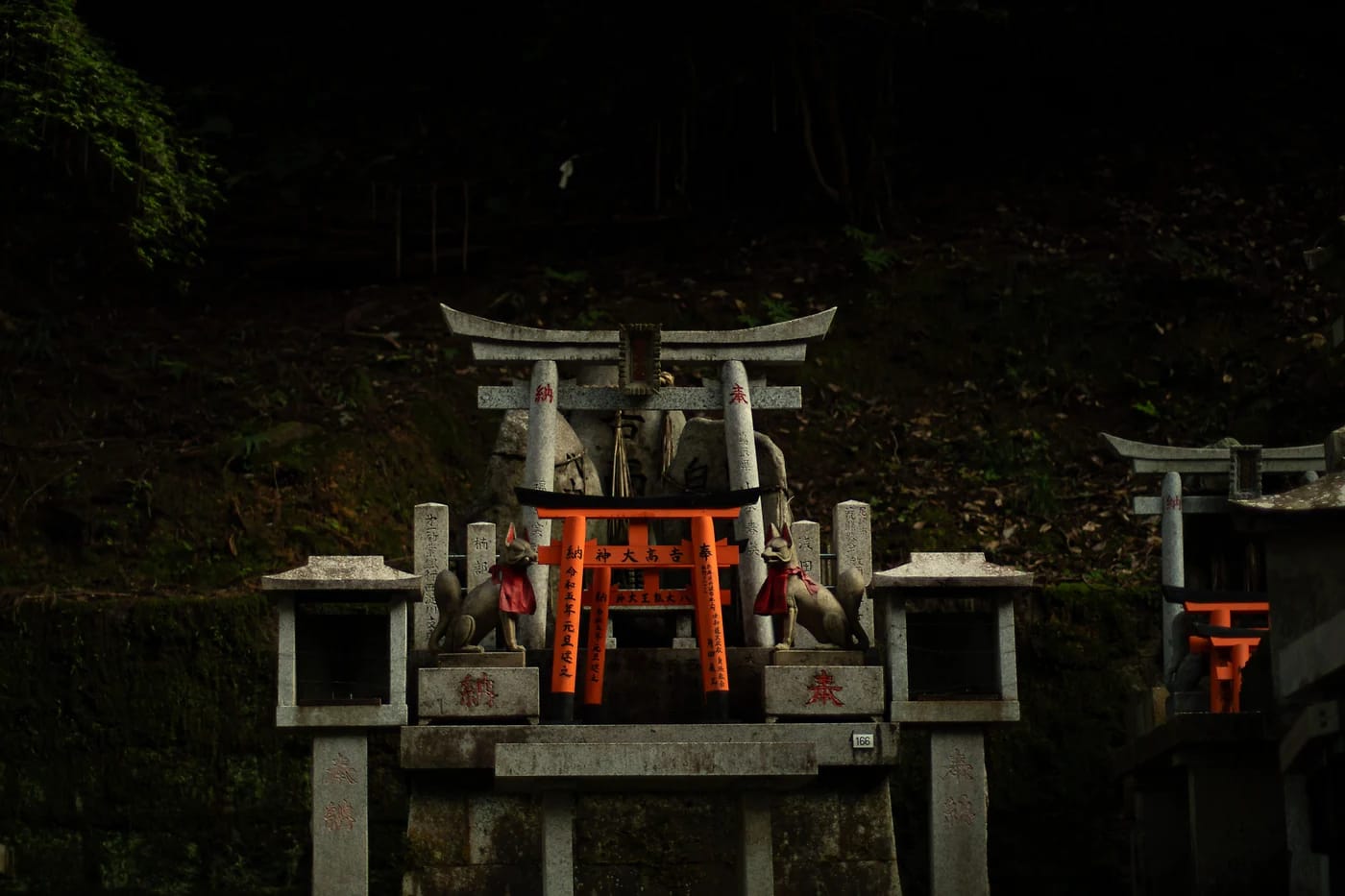 Fushimi Inarin torii-portteja ja kettupatsaita Kiotossa