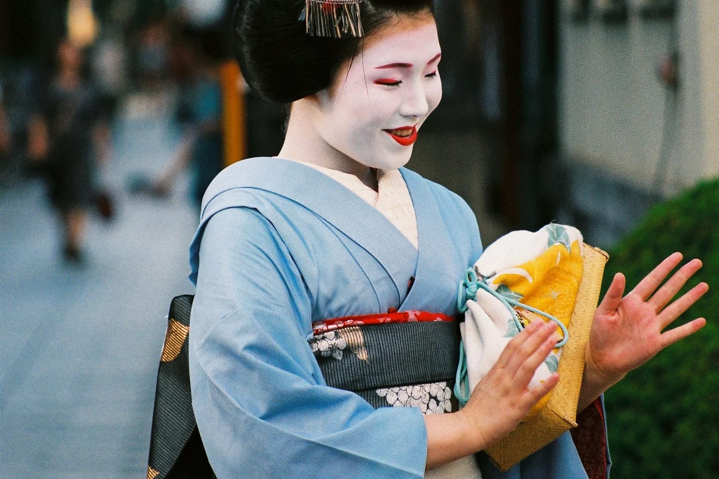 Geisha sinisessä kimonossa Kioton kadulla