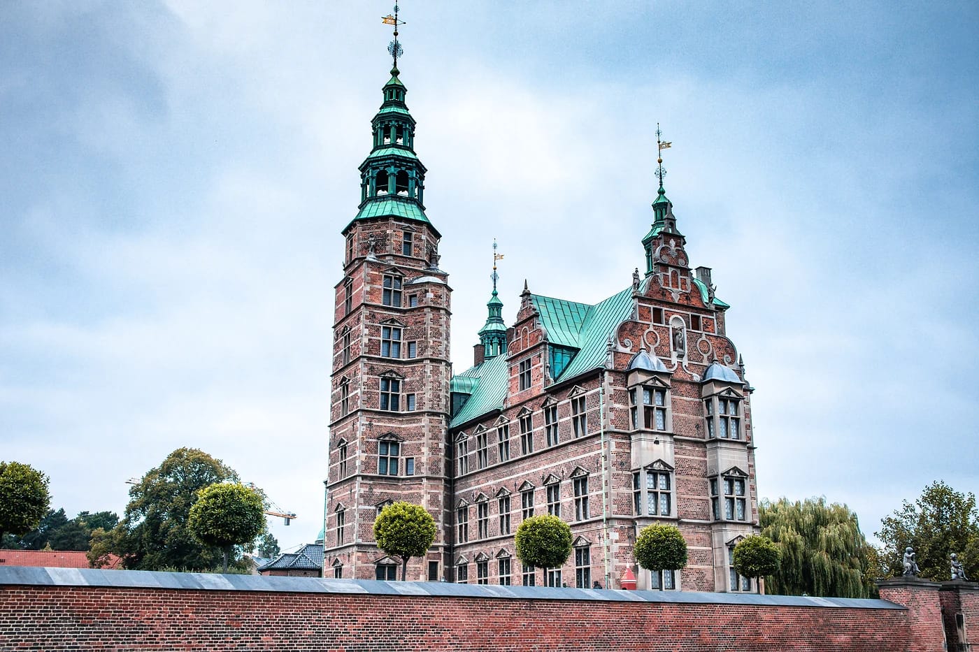 Rosenborgin renessanssilinna vaaleanpunaisine tiilineen ja vihreine tornikupoleineen