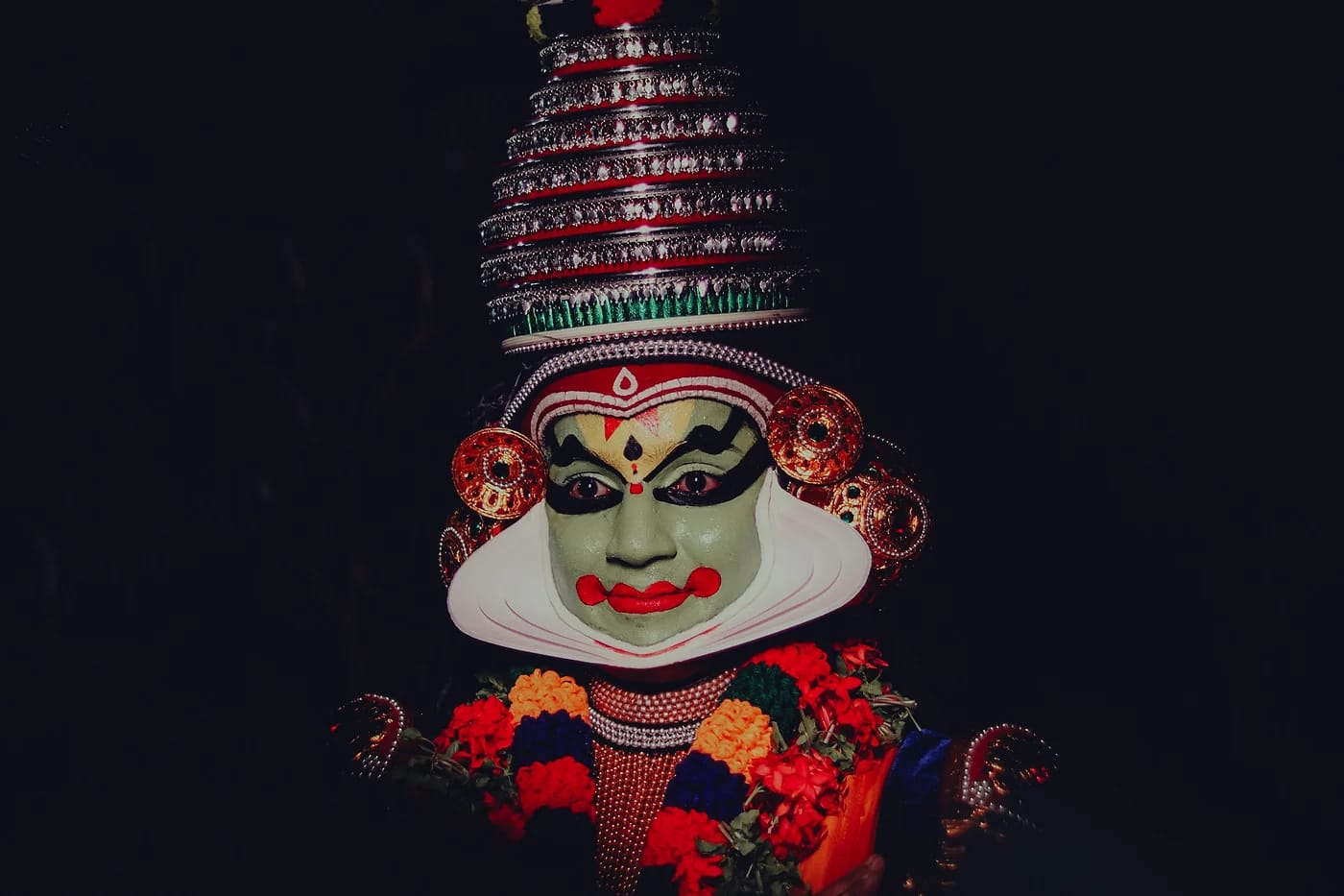 Kathakali-tanssija naamiossa