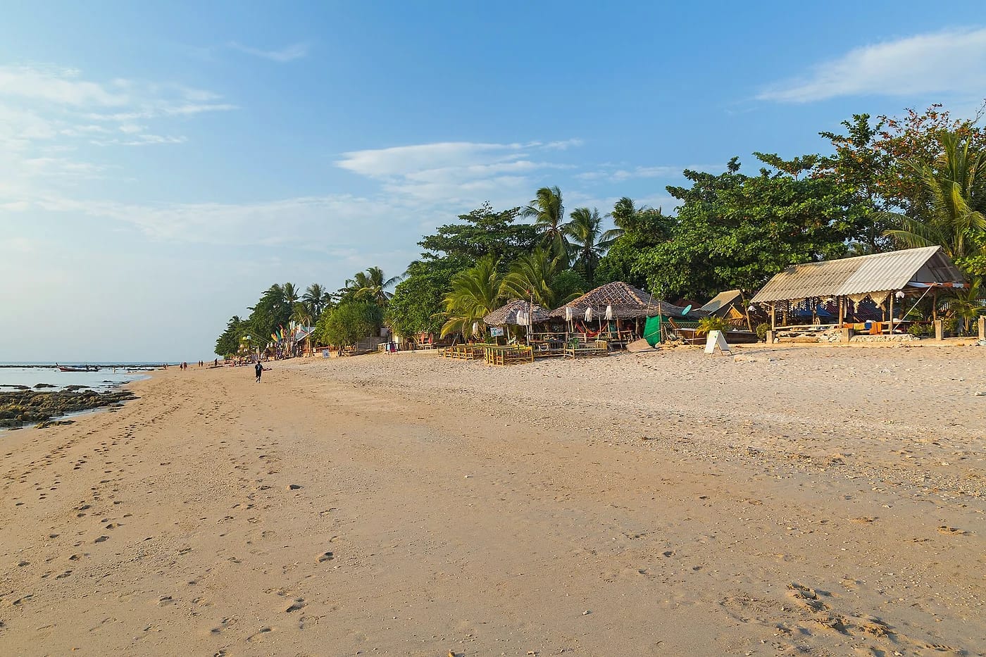 Rantabaareja Koh Lantan hiekkarannalla