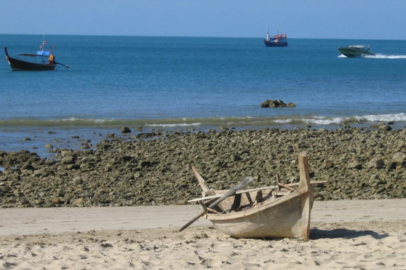 Longtail-vene Koh Lantan rannalla