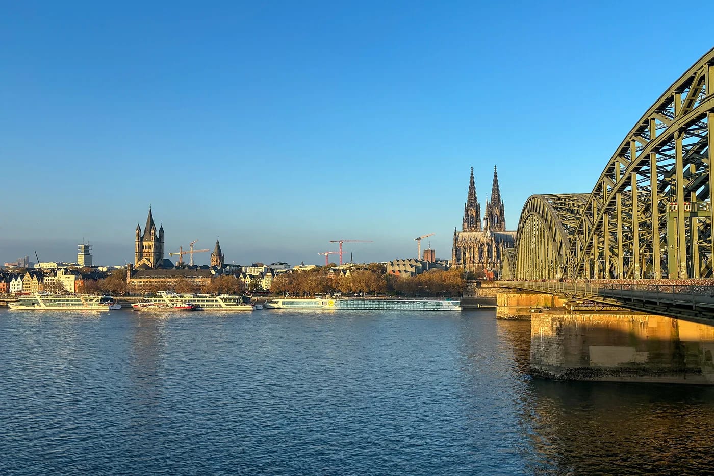 Tuomiokirkko ja Hohenzollern-silta Reinin takana
