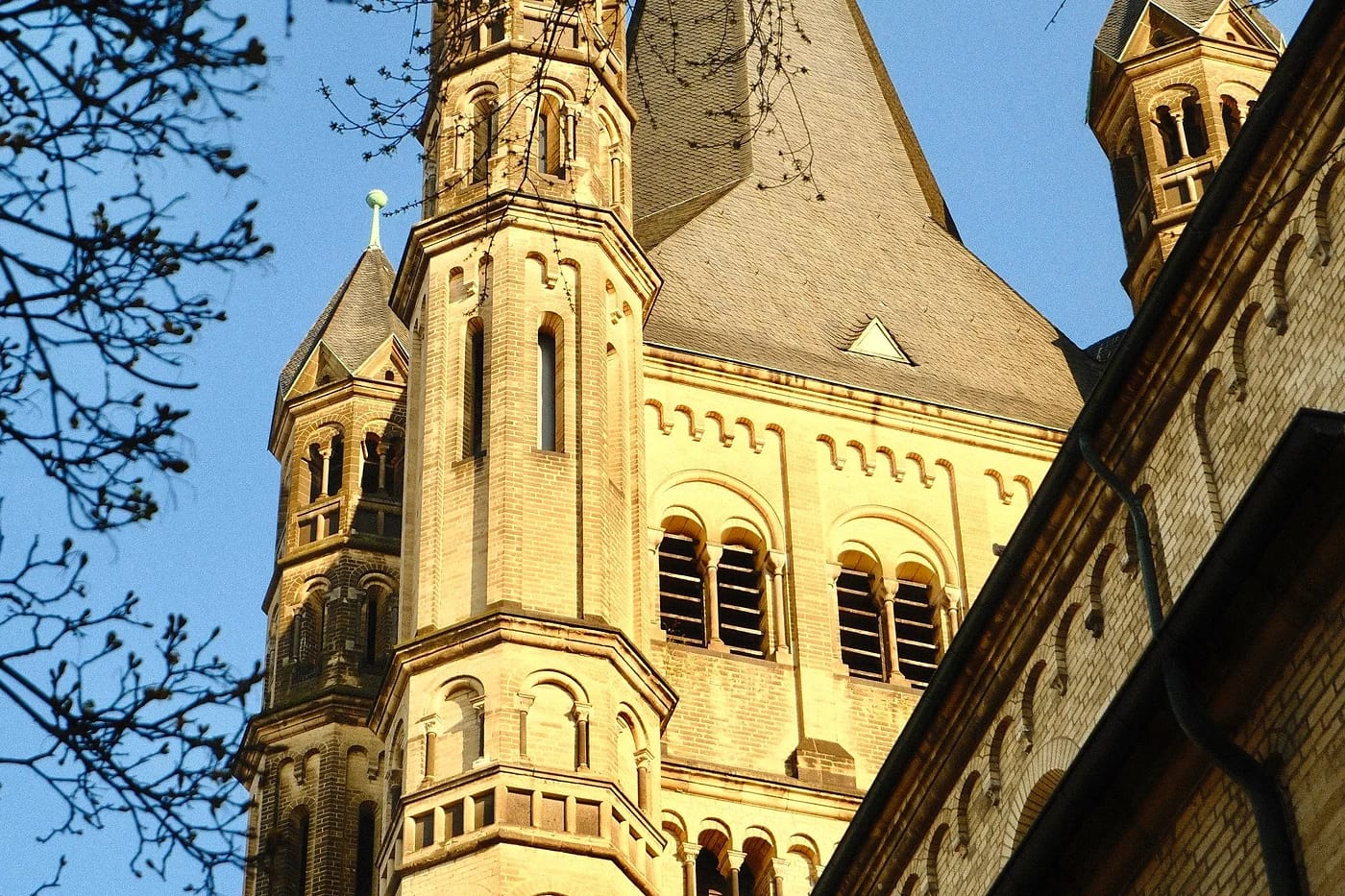 Groß St. Martin -kirkko iltavalossa