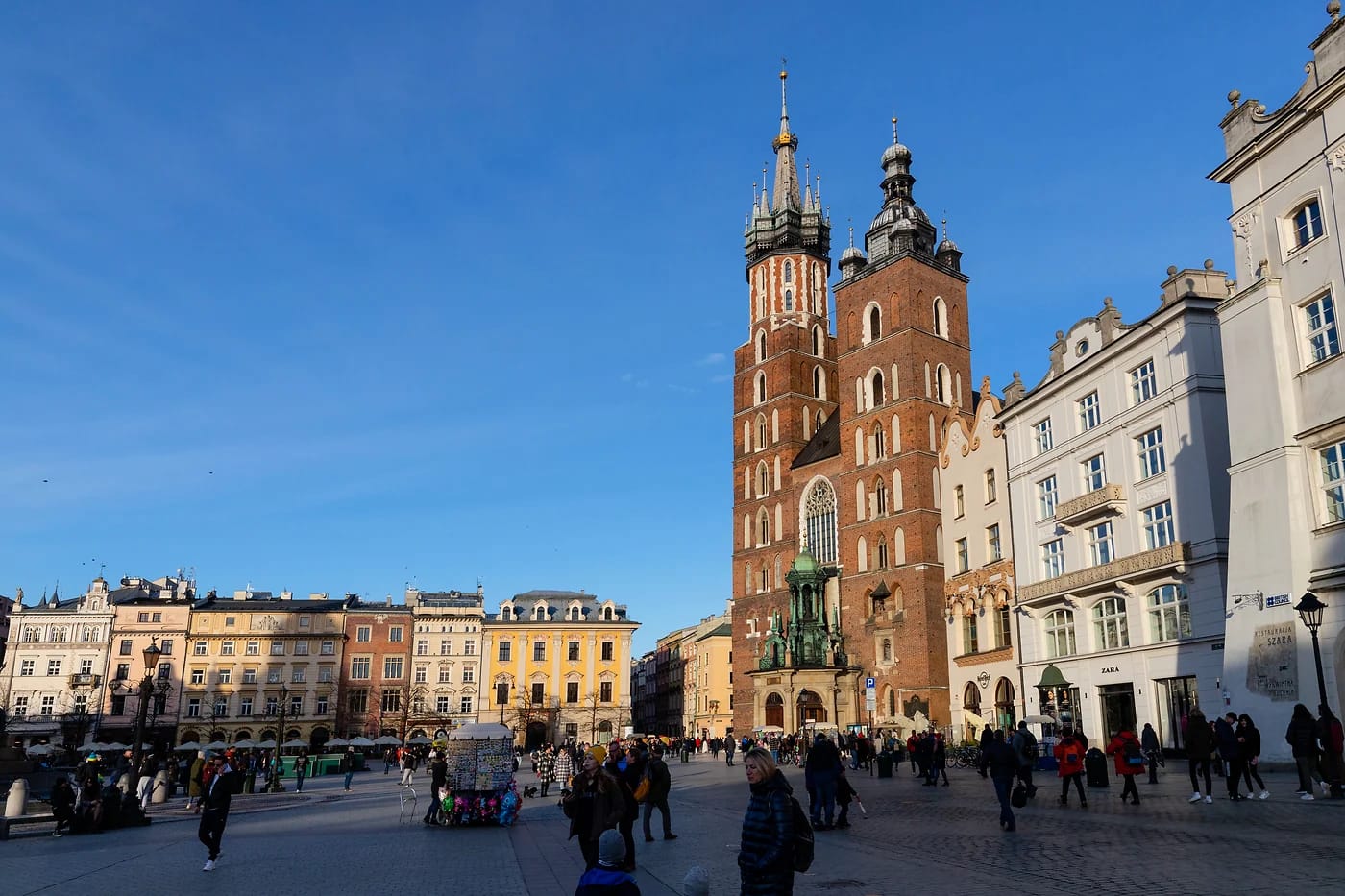 Päämarkkina-aukio ja Pyhän Marian kirkko Krakovassa