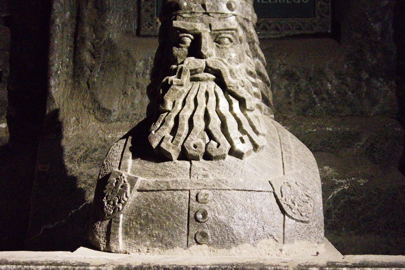 Suolaan veistetty kuningaspatsas Wieliczkassa