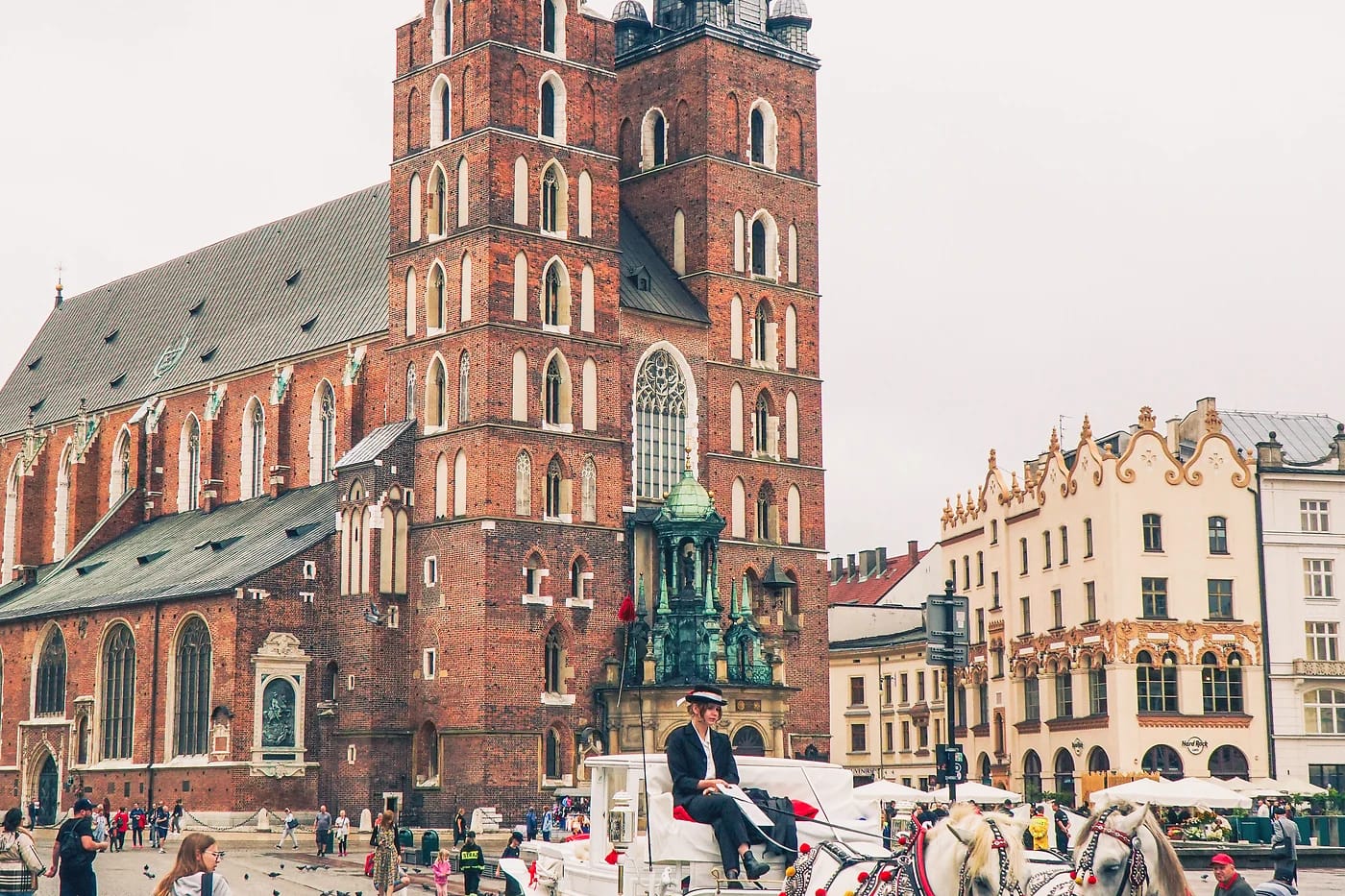 Hevosvaunut Pyhän Marian kirkon edessä Krakovassa