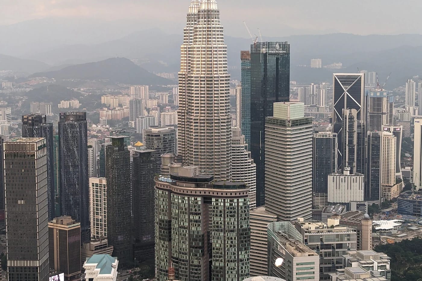 Ilmakuva Kuala Lumpurin skylinesta ja Petronasista