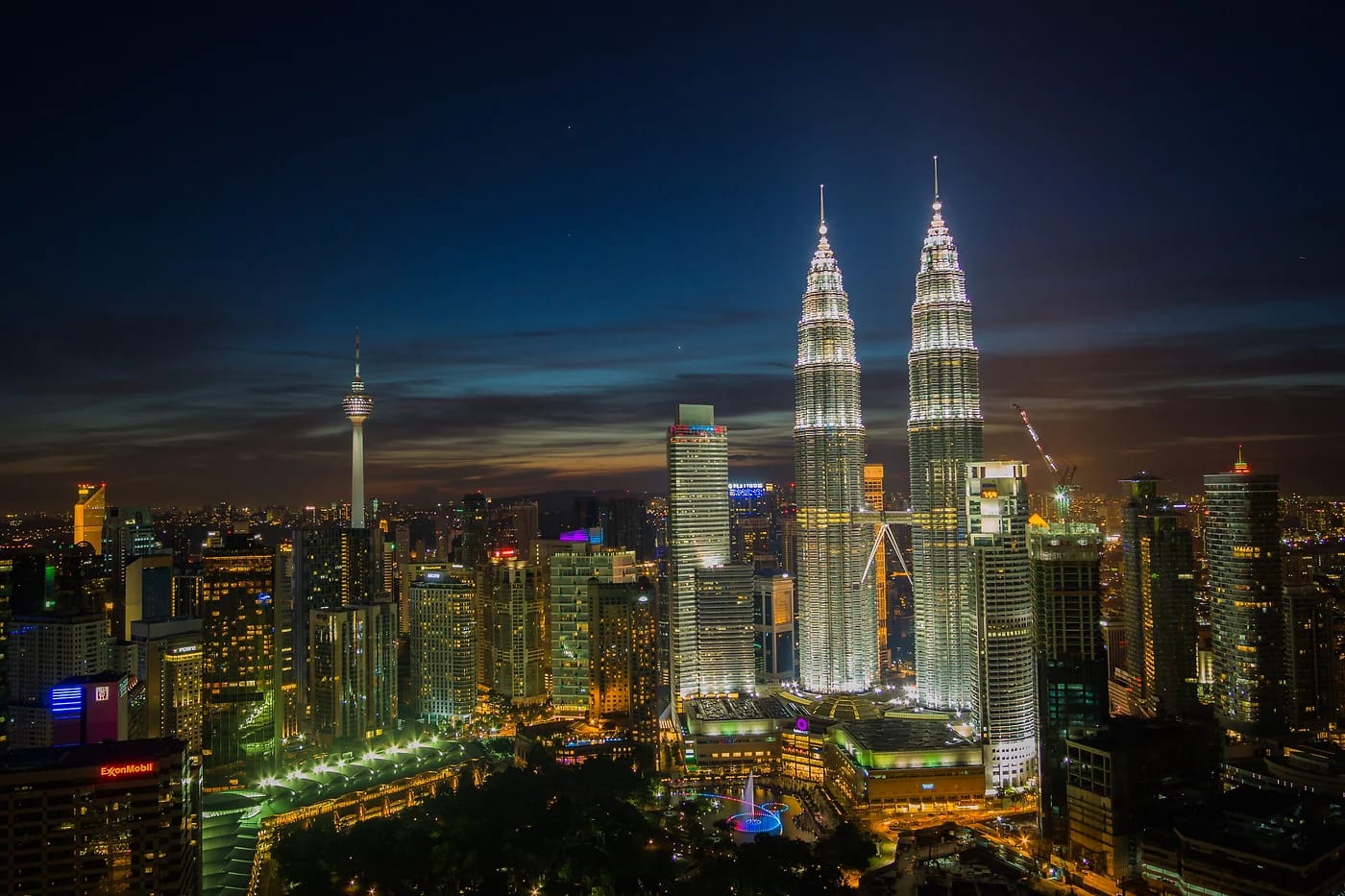 Kuala Lumpurin valaistu skyline yöllä