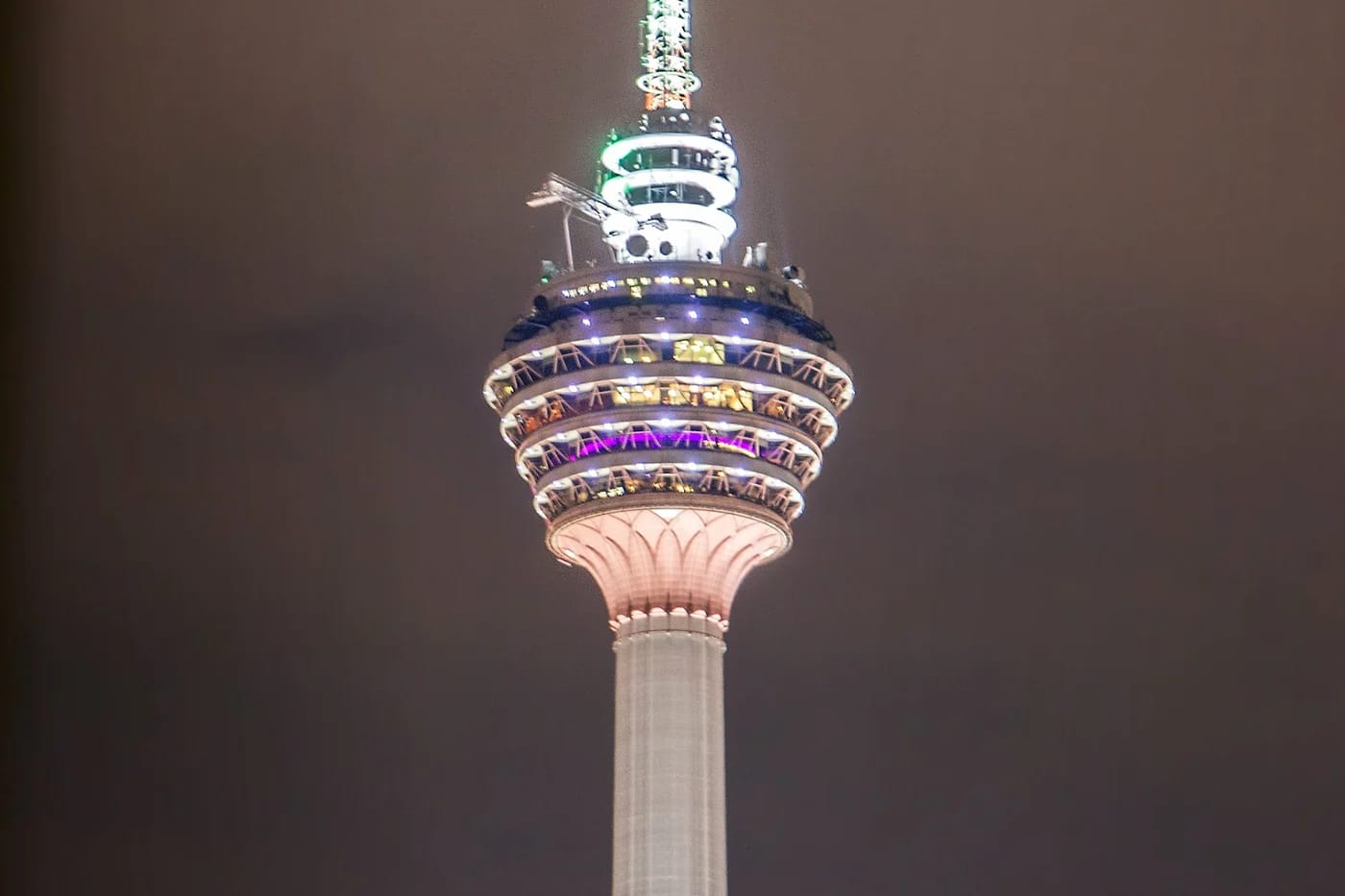 KL Tower valaistuna yöllä