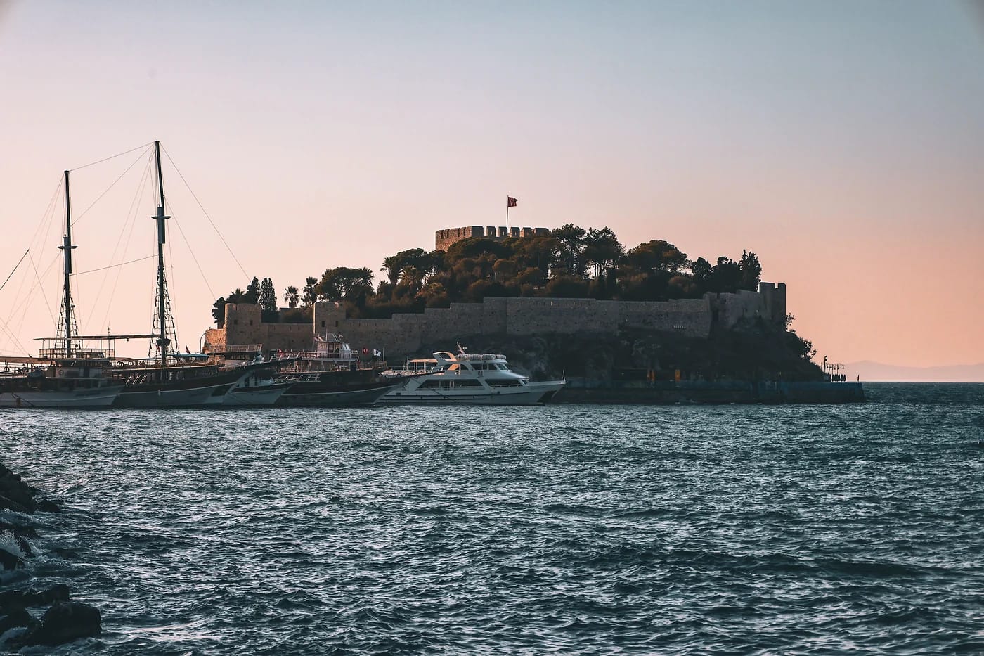 Kyyhkyssaaren linnoitus auringonlaskussa Kusadasissa