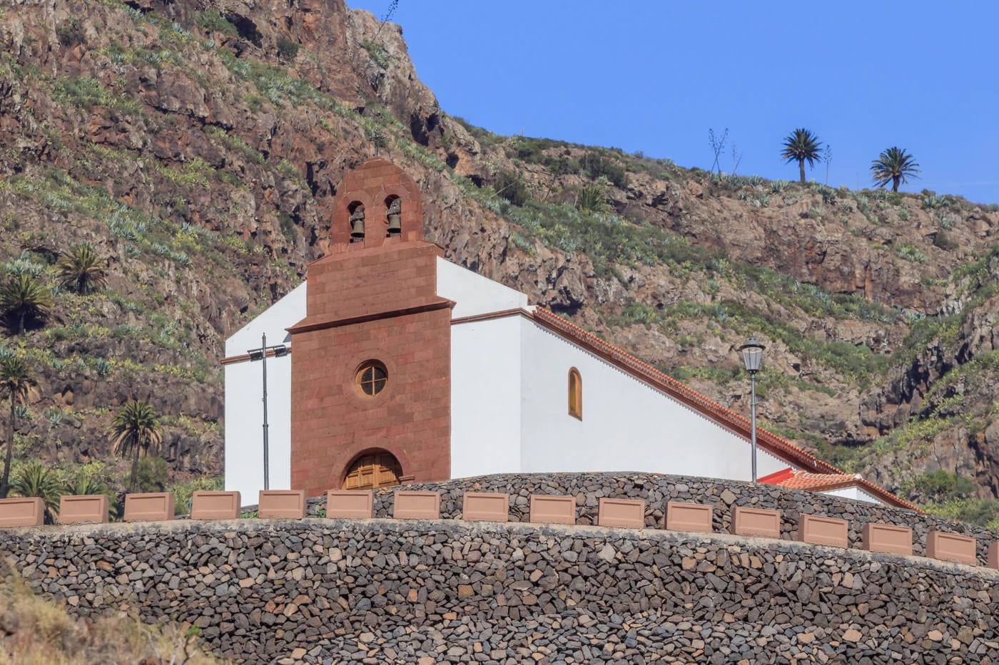 San Antonio de Paduan kirkko kallioseinämän edessä