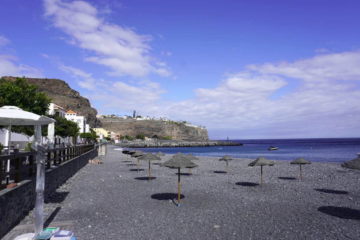 Playa de Santiagon mustahiekkaranta ja aurinkovarjot