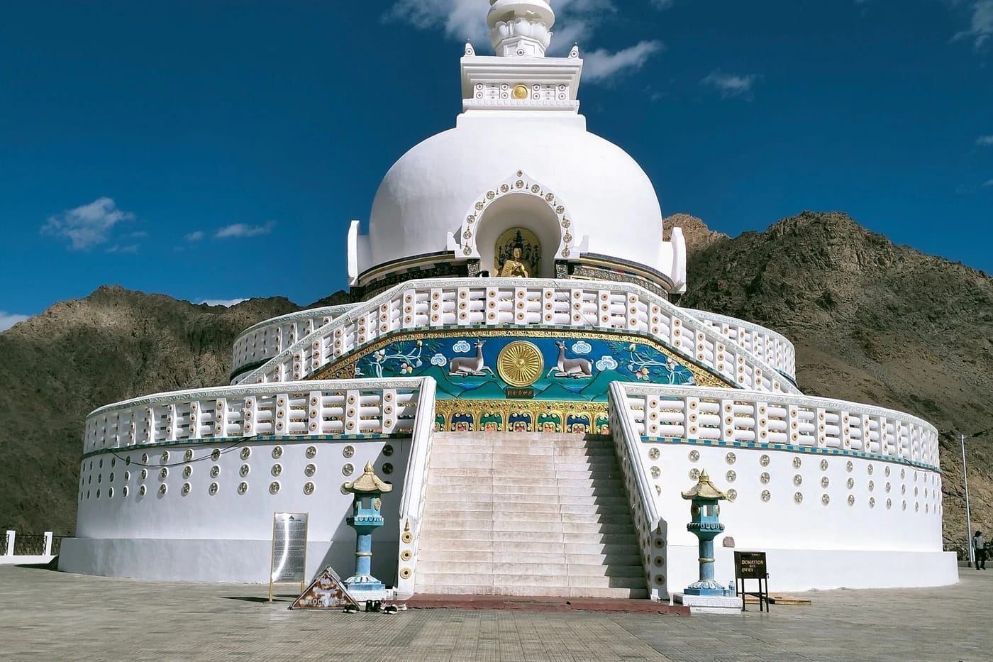 Valkoinen Shanti-stupa Leh'ssä