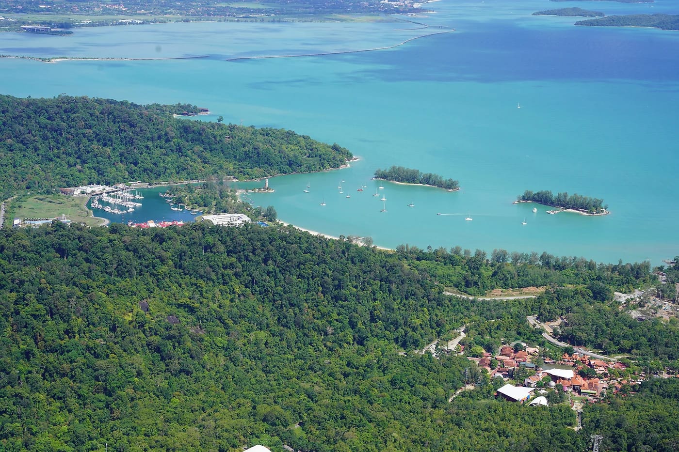 Ilmakuva Langkawin rannikosta ja poukamista