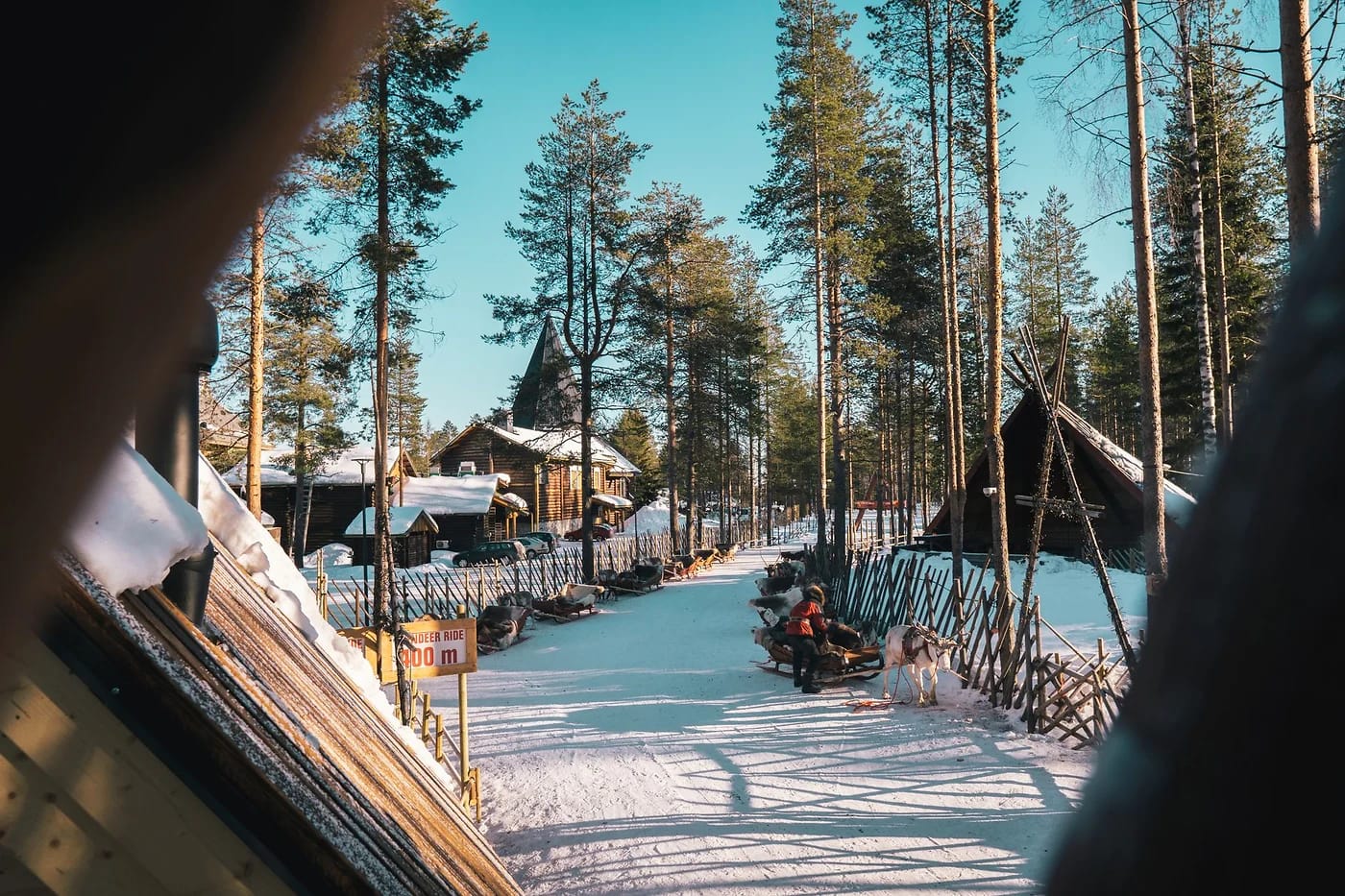 Luminen lappilaiskylä auringossa