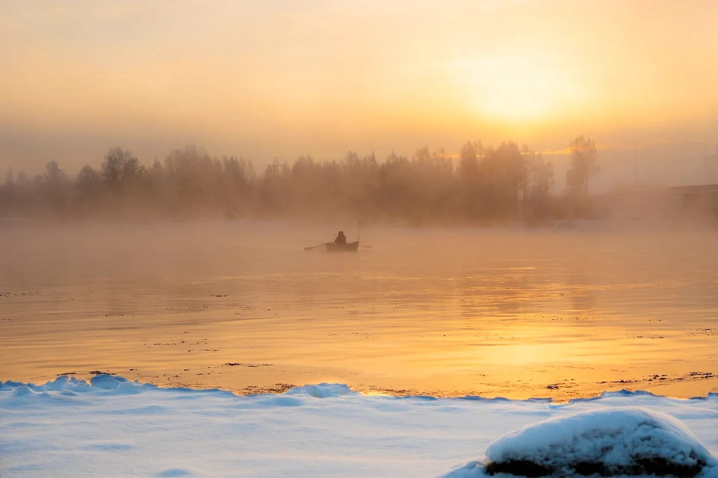 Usvainen järvi auringonnousussa