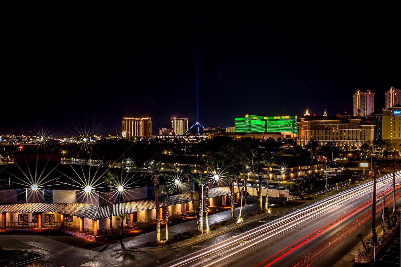 Las Vegas Strip yöllä valojälkineen