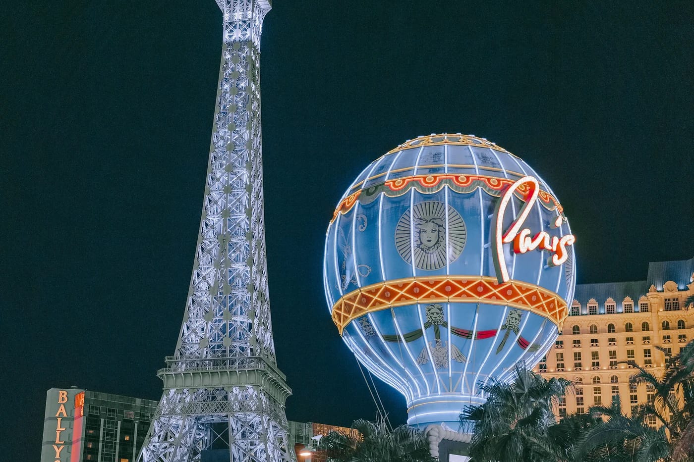 Paris Las Vegasin Eiffel-torni yöllä
