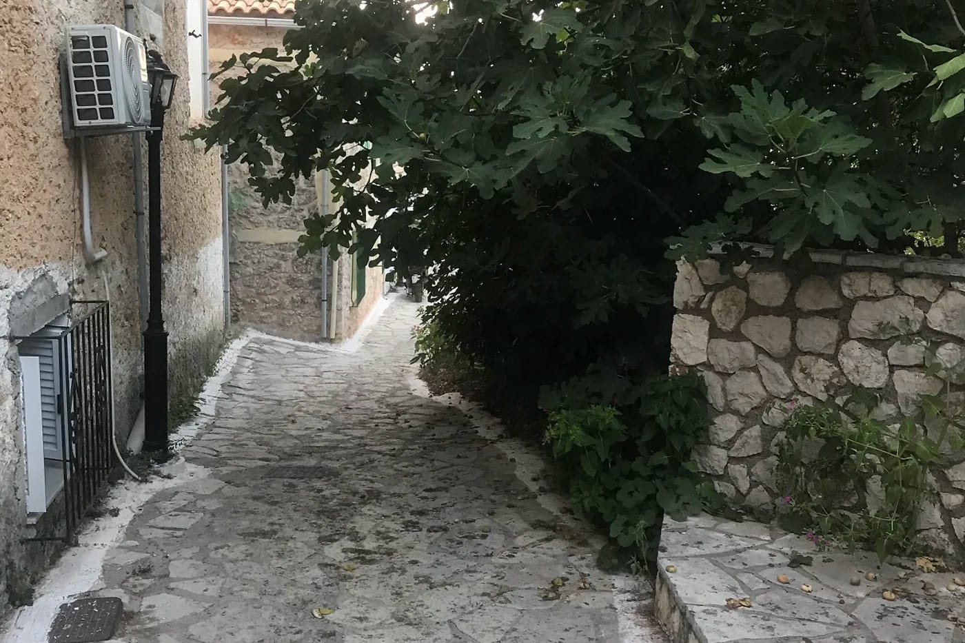 Agios Nikitaksen valkoinen kylänkuja
