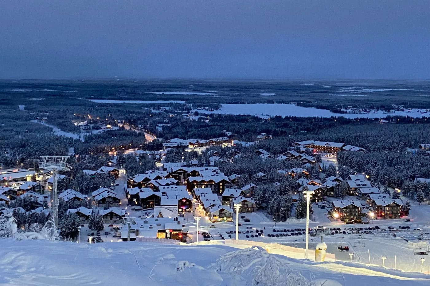 Sirkan kylän valot tunturilta katsottuna