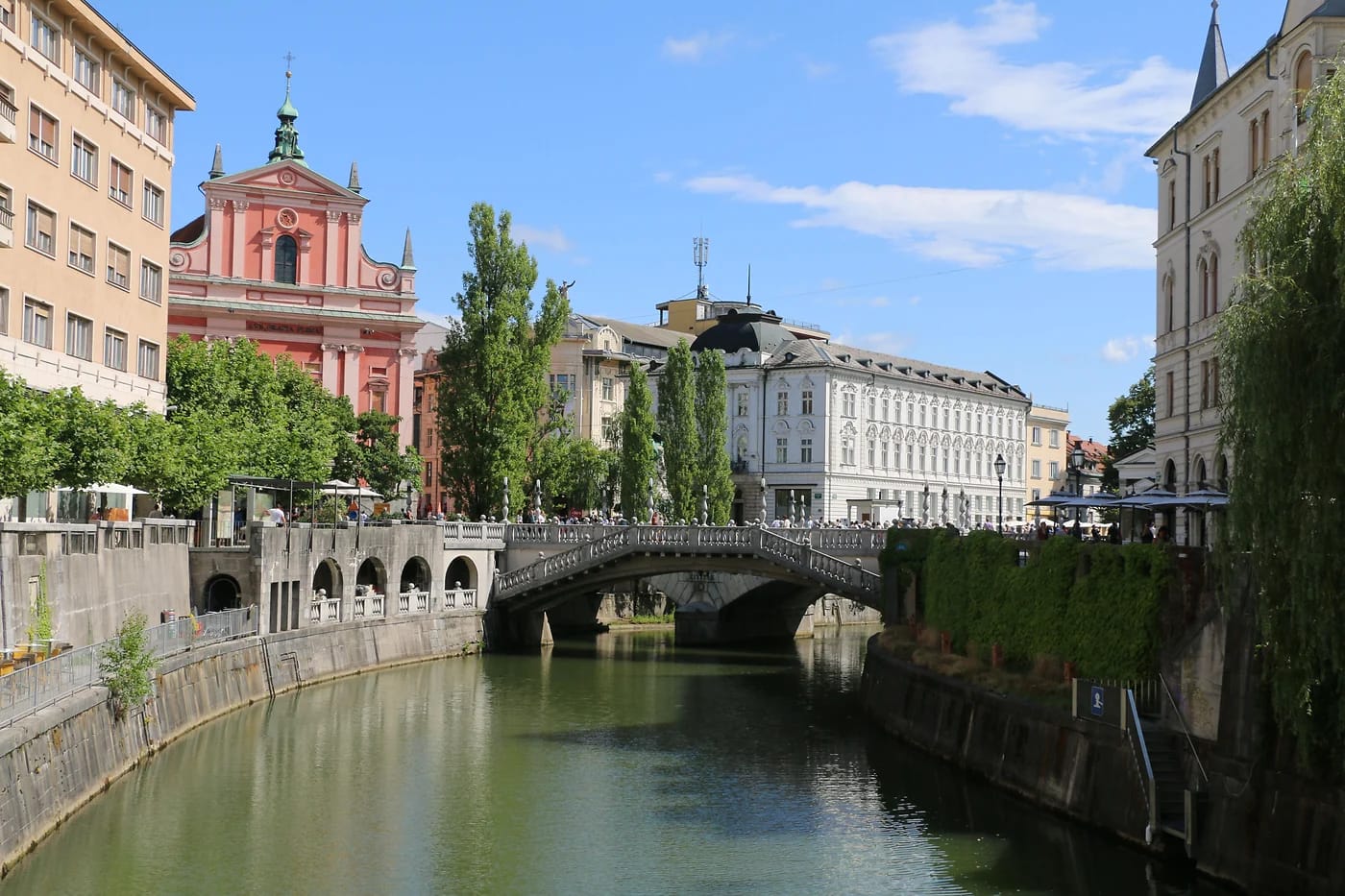 Fransiskaanikirkko ja Kolmoissilta Ljubljanica-joella